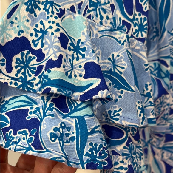 Lilly Pulitzer Blue and Light Blue Floral Short Sleeve Top - Picture 2 of 3